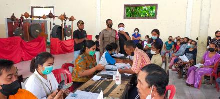 Kantor Pos Cabang Singaraja Salurkan BPST Di Desa Sepang